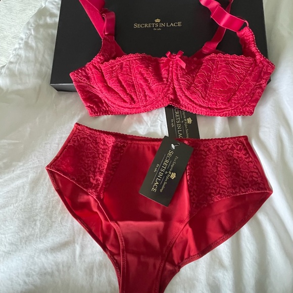 Red Lingerie Set - Picture 6 of 9